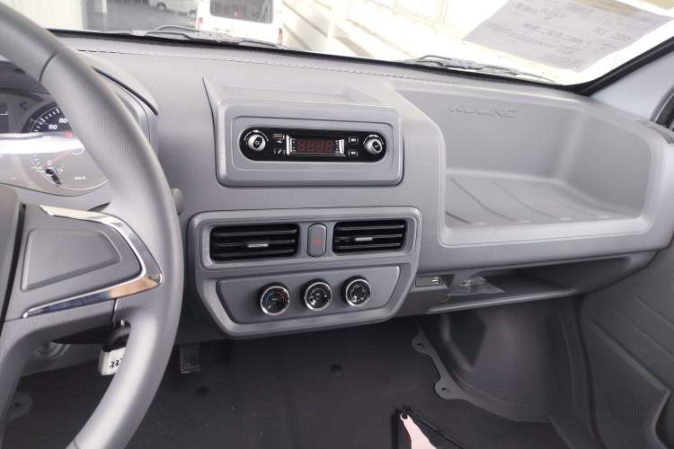 Used Wuling Yangguang 2024 300KM Comfort Version Passenger Van 75kW