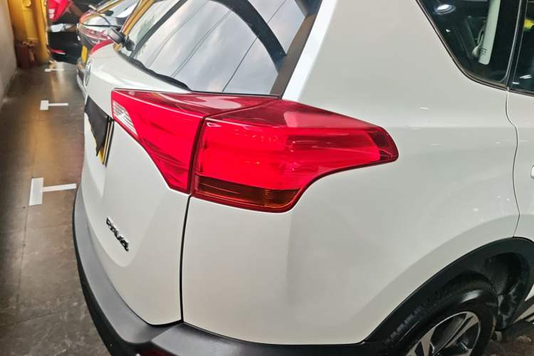 Used Toyota RAV4 2015 2.0L CVT Two-Wheel Drive Fashion Edition