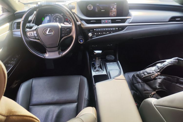 Used Lexus ES 2020 300h Deluxe Edition

