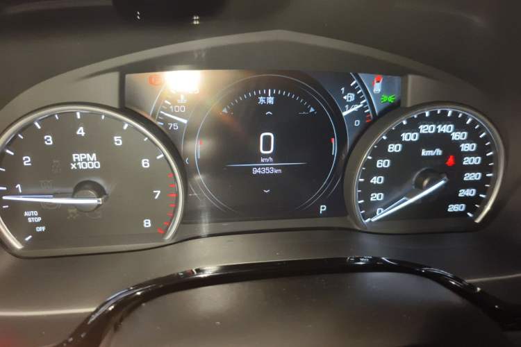 Used Cadillac XT5 2018 25T Luxury Model Odometer Close Up