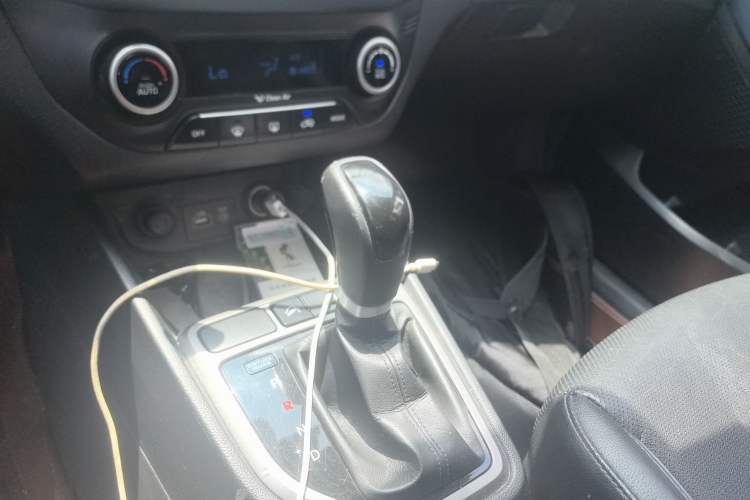 Used Hyundai ix25 2015 1.6L Automatic Two-Wheel-Drive Deluxe DLX Model
