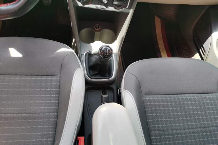 Used Volkswagen Polo 2014 1.6L Manual Comfort Edition Gear Lever