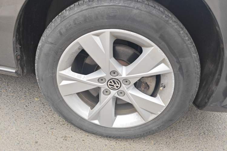 Used Volkswagen Bora 2013 1.6L Automatic Comfort Model Right Front Wheel Hub