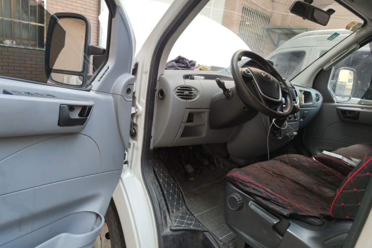 Used SAIC MAXUS Xintu V80 2019 2.5T Classic Edition 6-Speed Manual – Aoyuntong Modified Version Short Wheelbase Mid-Height Roof 5/6 Seats Driver Seat