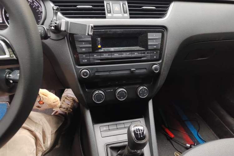 Used Skoda Octavia 2017 Classic Model 1.6L Manual Comfort Edition Audio And AC Panel