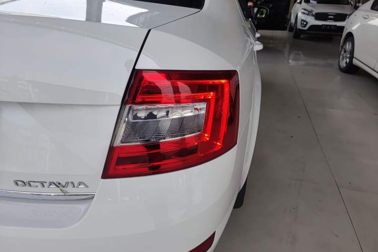 Used Skoda Octavia 2017 1.6L Automatic Smart Drive Edition Right Rear Taillight
