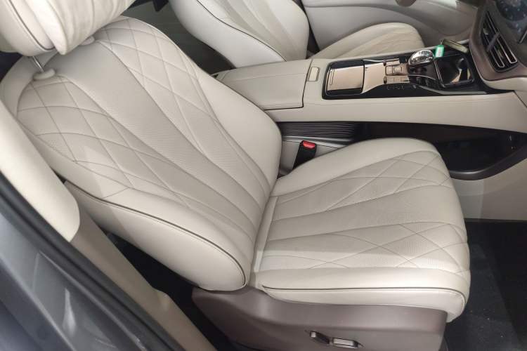 Used Denza D9 2022 DM-i 970 Four-Wheel Drive Flagship Model
