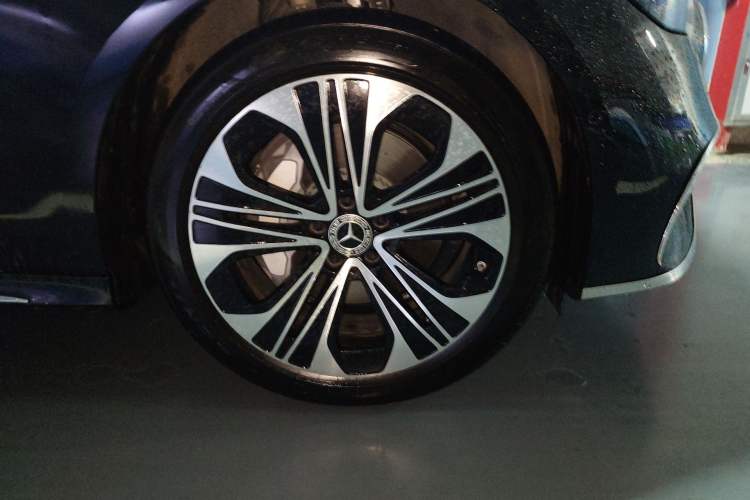 Used Mercedes-Benz E-Class 2026 E 300 L Luxury Right Front Wheel Hub