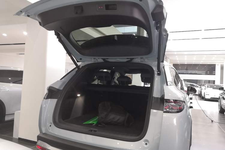 Used BYD Song L DM-i 2025 Intelligent Driving Version 160 km Beyond-Range Type Trunk