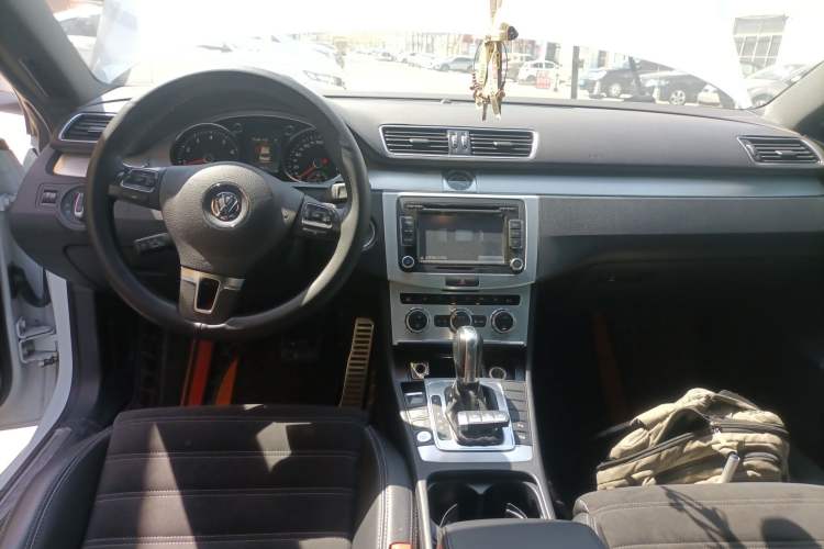 Used Volkswagen FAW-Volkswagen CC 2016 1.8TSI Luxury Model Center Console
