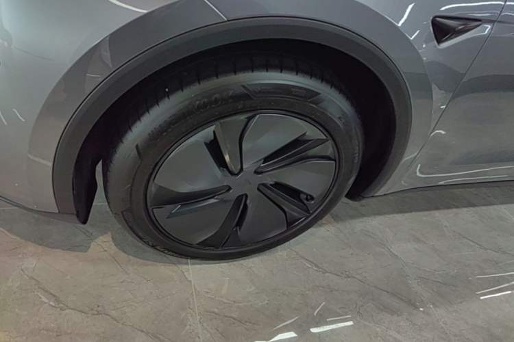 Used Tesla Model Y 2025 Long-Range All-Wheel-Drive Version Left Front Wheel Hub