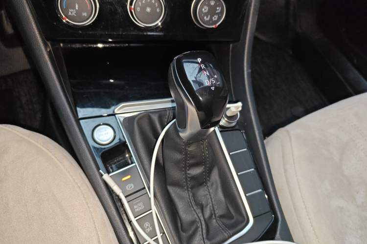 Used Volkswagen Sagitar 2022 280TSI DSG Excellence Edition Gear Lever