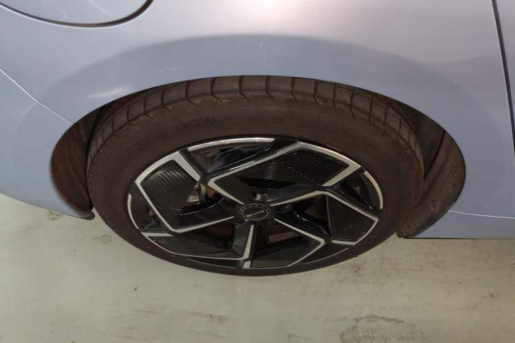 Used BYD Seal 2022 700 km Long-Range Rear-Wheel-Drive Version Right Rear Wheel Hub