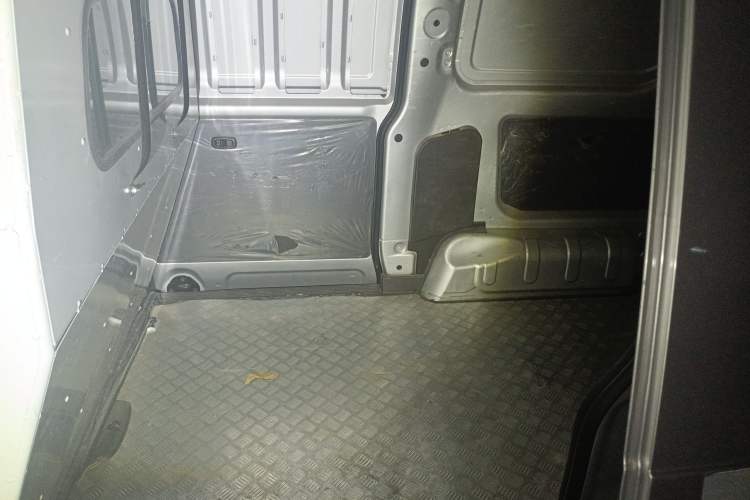 Used Wuling Hongguang V 2022 1.5L Jingqu Edition Enclosed-Window Vehicle with Electric Power Steering LAR