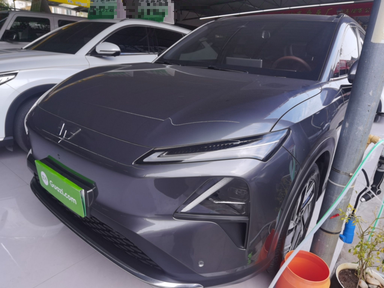 Под передней частью автомобиля