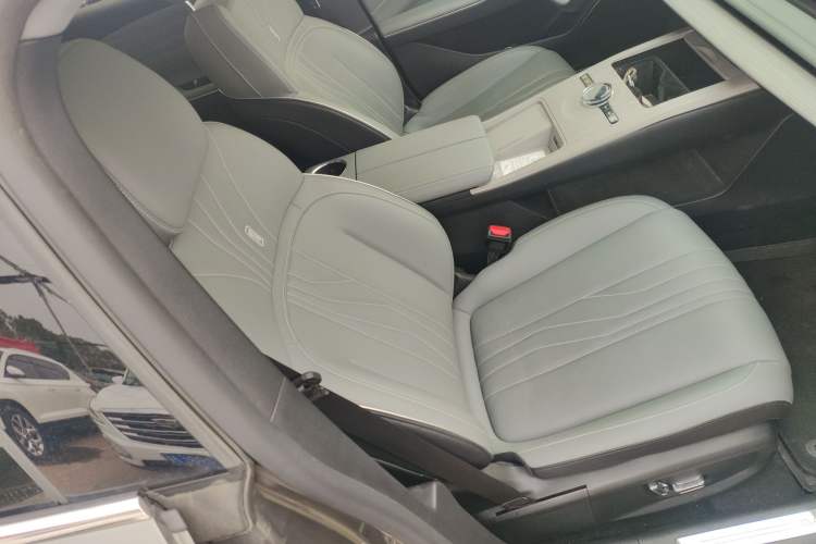 Used Geely Galaxy E8 2024 550 km Range Rear-Wheel-Drive PRO
