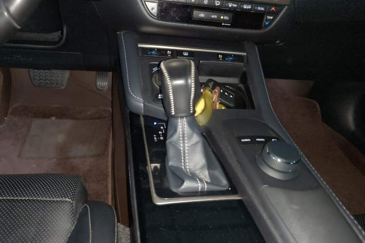 Used Lexus ES 2015 300h Luxury Edition Gear Lever