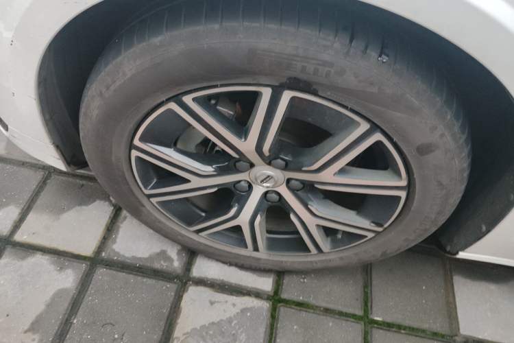 Used Volvo S60 2024 B4 Zhiyi Luxury Edition Left Front Wheel Hub