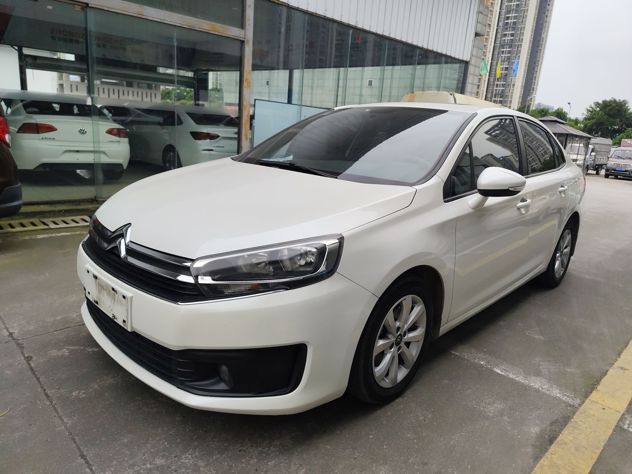 Под передней частью автомобиля