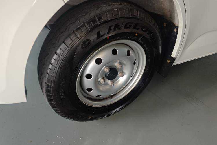 Used CHANGAN KAICHENG Ruixing EM80 2025 Wealth Edition Passenger Version Comfortable Model 6 Seats 300km Side-Hinged Doors Exterior 4