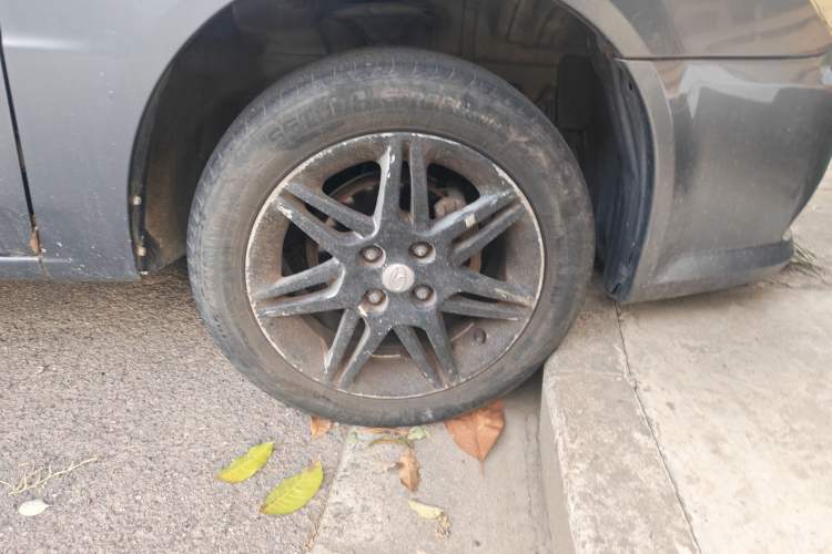 Used Soueast V3 Lingyue 2010 Revised Version 1.5L Manual Luxury Edition Right Front Wheel Hub