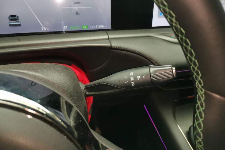 Used VOYAH FREE 2025 318 259 km All-Wheel-Drive Exploration Edition Gear Lever