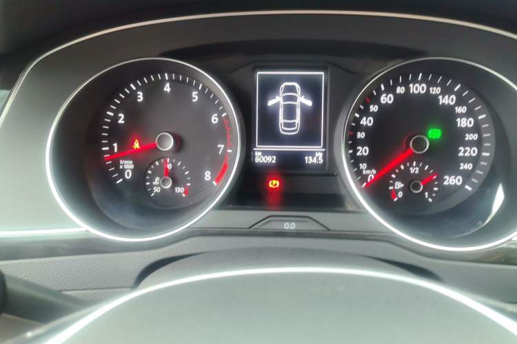 Used Volkswagen Magotan 2018 330TSI DSG Advanced Model Odometer Close Up