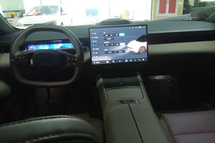 Used Lynk & Co Z10 2025 71 kWh 602 km Range Rear-Wheel Drive Pro
