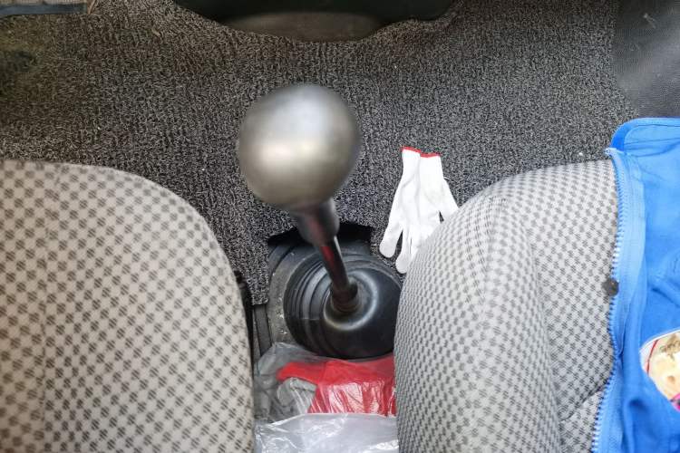 Used Iveco Daily 2021 2.5T A35 M1 Passenger Van 5-9 Seater Short Wheelbase Mid-Roof Design Dual Tires Side Sliding Door
