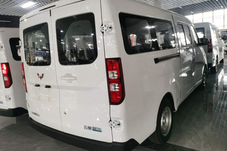 Used Wuling Yangguang 2025 Model 310KM Bus Edition—Customized by CATL
