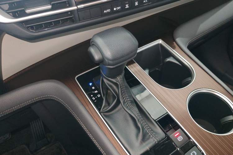 Used Toyota SIENNA 2023 2.5L Hybrid Comfort Edition Gear Lever