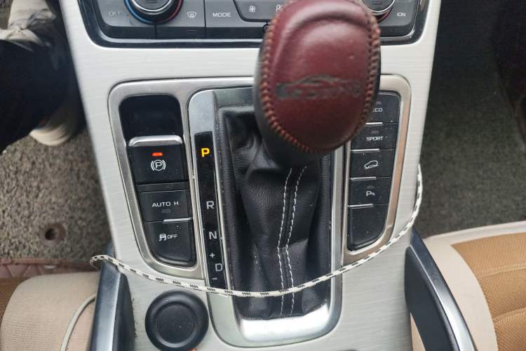 Used Geely Auto Emgrand X7 Sport 2018 1.8TD Automatic Two-Wheel Drive Smart Connect 4G Internet Edition Gear Lever