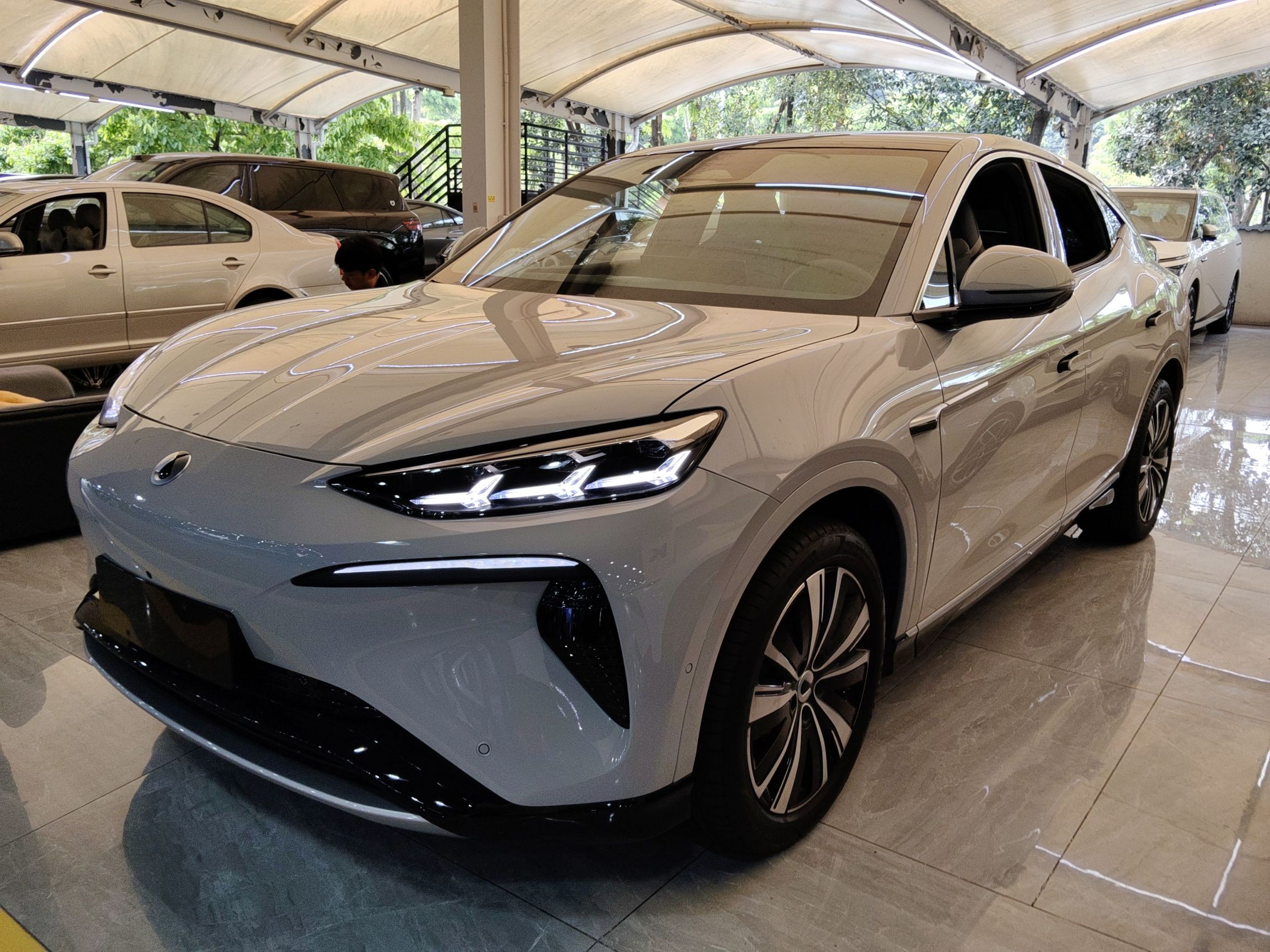 Под передней частью автомобиля