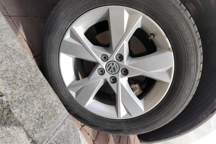 Used Volkswagen Bora 2015 Qihui Edition 1.6L Automatic Fashion Model Right Front Wheel Hub