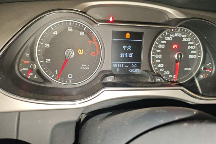 Used Audi A4L 2013 35 TFSI Automatic Standard Model Odometer Close Up