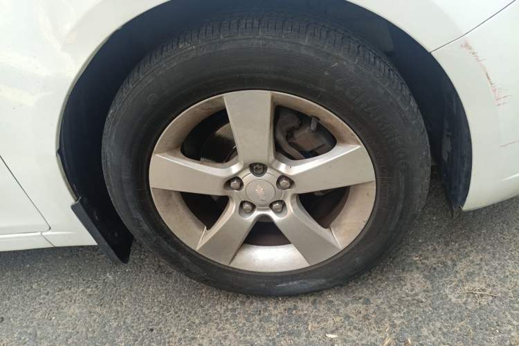 Used Chevrolet Cruze 2013 Hatchback 1.6L Manual Luxury Model Right Front Wheel Hub