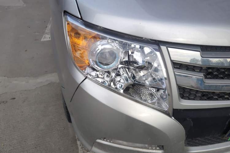 Used Dongfeng Yufeng 2021 2.3T V9 Logistics Vehicle Long Wheelbase Mid-Roof Design 6-9 Seats China V Emission Standard WP2.3 Right Front Headlight