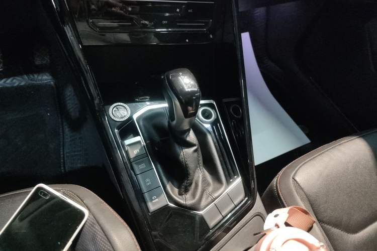 Used Volkswagen Tayron 2020 280TSI Two-Wheel Drive Luxury Connect Edition Gear Lever