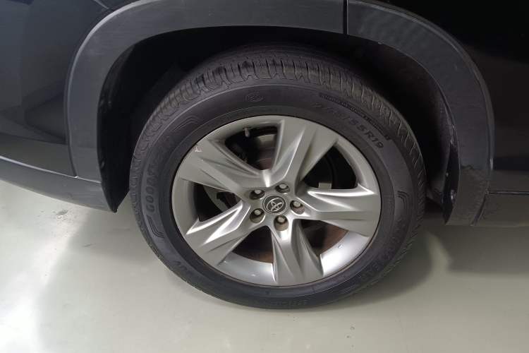 Used Toyota Highlander 2015 2.0T Four-Wheel Drive Luxury Edition 7-Seater Right Rear Wheel Hub