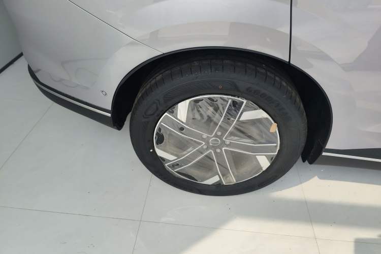 Used Volvo XC70 Plug-in Hybrid 2026 Model Two-Wheel Drive Long-Range Core Exterior 5