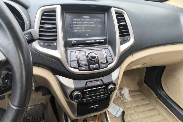 Used CHANGAN Eado 2015 1.6L Manual Luxury Model China V Standard Audio And AC Panel