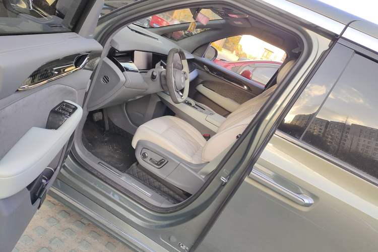 Used Zeekr 009 2024 7-Seater Walk-Through Version Four-Wheel Drive 108 kWh Driver Seat