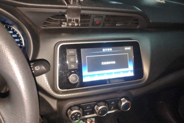 Used Nissan Kicks 2017 1.5L CVT Cool Enjoy Edition Audio And AC Panel