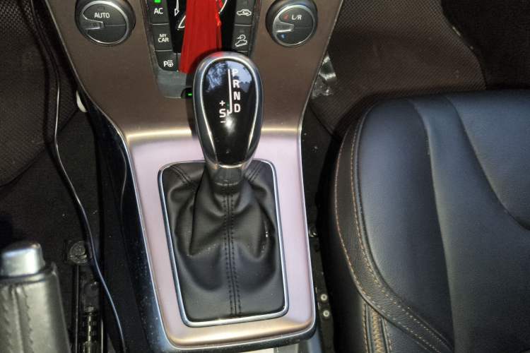 Used Volvo V40 2014 Cross Country T5 AWD Smart Luxury Edition Gear Lever