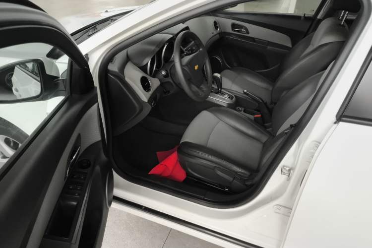 Used Chevrolet Cruze 2013 1.8L SE AT Driver Seat