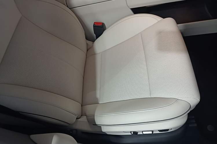 Used Li Auto i6 2025 Model Two-Wheel-Drive Standard Type
