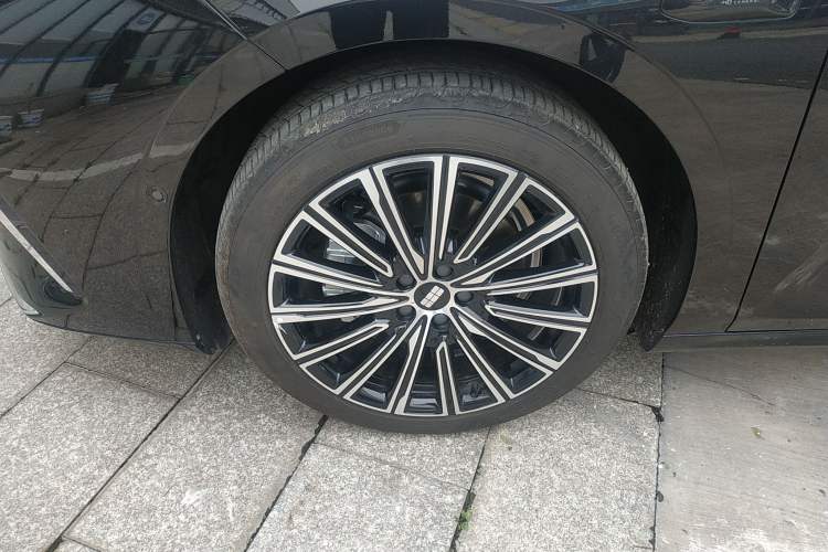 Used Geely Galaxy 8 2025 130km EM-P Starship Edition Exterior 4