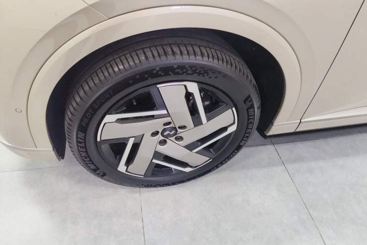 Used ONVO Luxeed L90 2025 Model—Ultra Six-Seater Version
