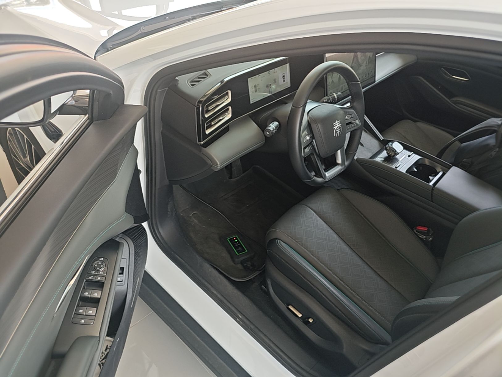 BYD Qin L 2025 DM-i Smart Drive 120KM Excellence Model — снимка 20