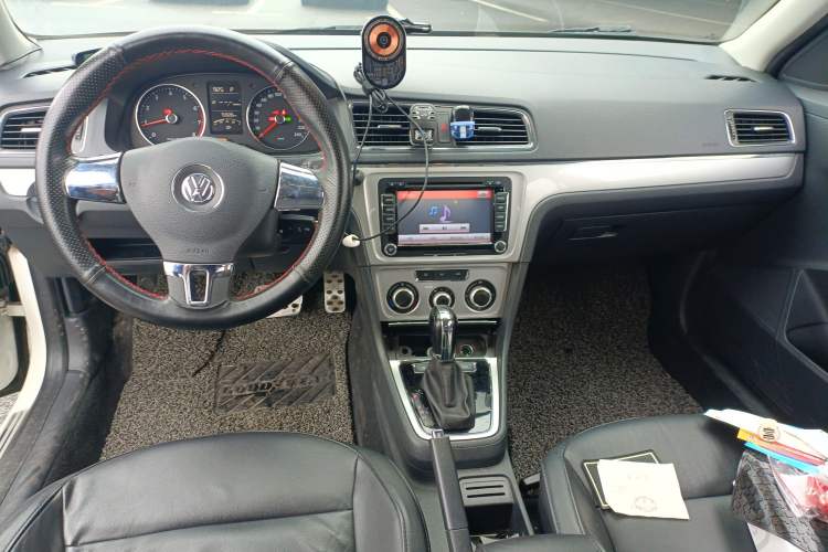 Used Volkswagen Gran Lavida 2013 1.6L Automatic Comfort Model Center Console